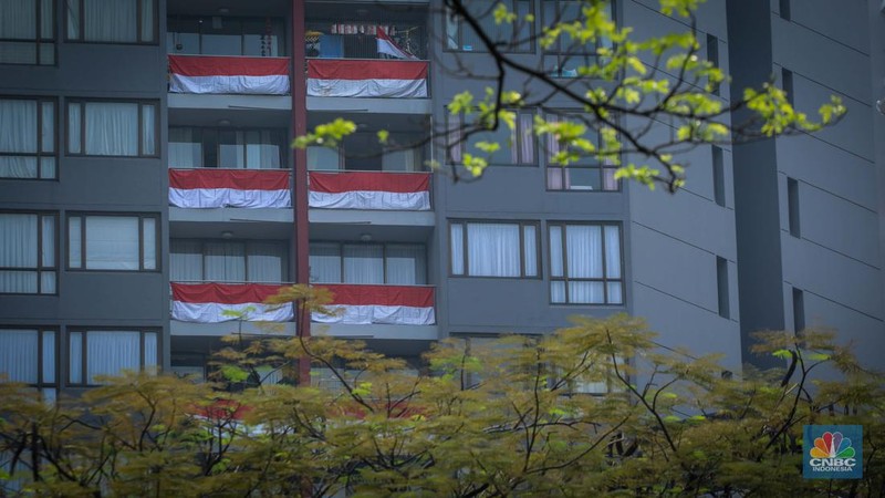 Ratusan bendera Merah Putih terpasang di balkon Apartemen Taman Rasuna, Kompleks Epicentrum, Jakarta, Jumat (11/8/2023).  (CNBC Indonesia/Faisal Rahman)