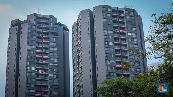 Ratusan bendera Merah Putih terpasang di balkon Apartemen Taman Rasuna, Kompleks Epicentrum, Jakarta, Jumat (11/8/2023).  (CNBC Indonesia/Faisal Rahman)