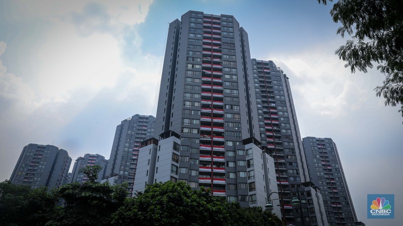 Ratusan bendera Merah Putih terpasang di balkon Apartemen Taman Rasuna, Kompleks Epicentrum, Jakarta, Jumat (11/8/2023).  (CNBC Indonesia/Faisal Rahman)
