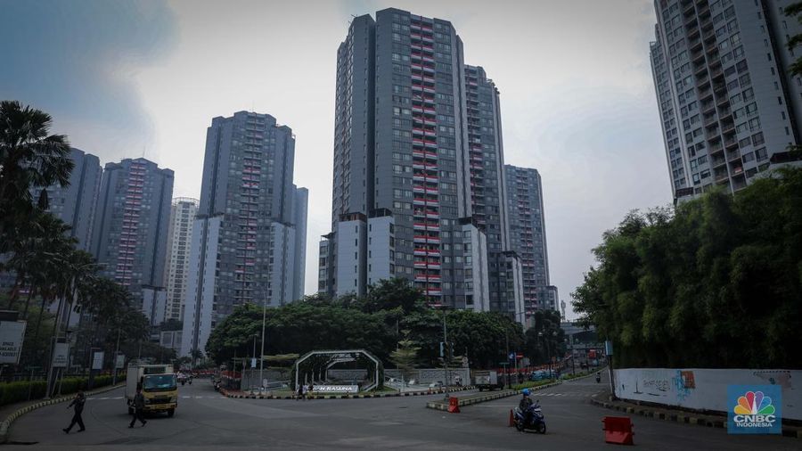 Ratusan bendera Merah Putih terpasang di balkon Apartemen Taman Rasuna, Kompleks Epicentrum, Jakarta, Jumat (11/8/2023).  (CNBC Indonesia/Faisal Rahman)