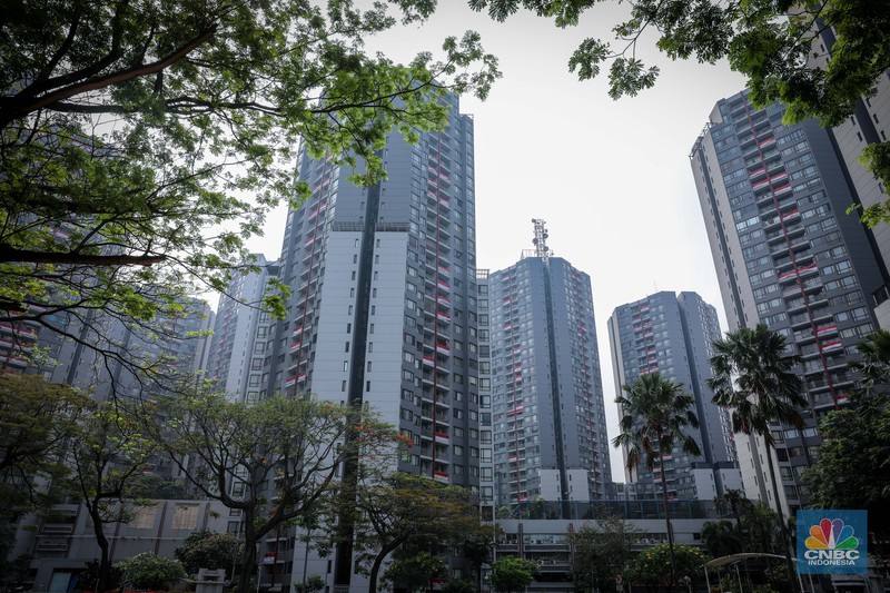 Ratusan bendera Merah Putih terpasang di balkon Apartemen Taman Rasuna, Kompleks Epicentrum, Jakarta, Jumat (11/8/2023).  (CNBC Indonesia/Faisal Rahman)