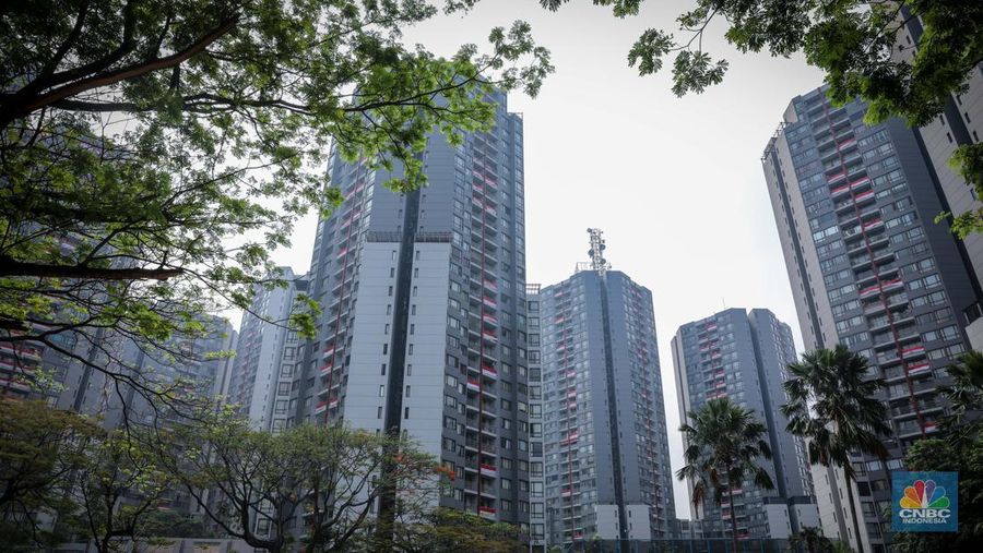Ratusan bendera Merah Putih terpasang di balkon Apartemen Taman Rasuna, Kompleks Epicentrum, Jakarta, Jumat (11/8/2023).  (CNBC Indonesia/Faisal Rahman)