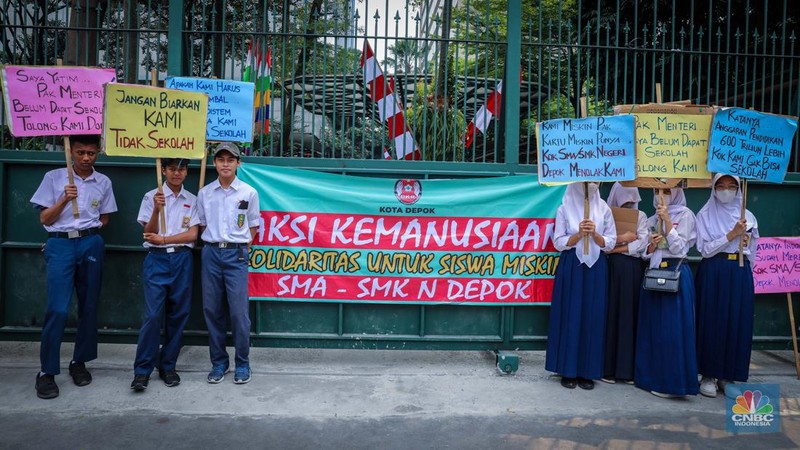 Sejumlah massa aksi yang tergabung dalam Solidaritas Untuk Siswa Miskin Kota Depok melakukan unjuk rasa di depan kantor Kementerian Pendidikan dan Kebudayaan (Kemendikbud), Jakarta, Jumat (11/8/2023). (CNBC Indonesia/Faisal Rahman)