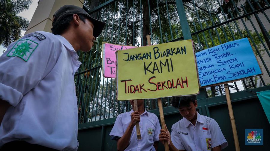 Sejumlah massa aksi yang tergabung dalam Solidaritas Untuk Siswa Miskin Kota Depok melakukan unjuk rasa di depan kantor Kementerian Pendidikan dan Kebudayaan (Kemendikbud), Jakarta, Jumat (11/8/2023). (CNBC Indonesia/Faisal Rahman)