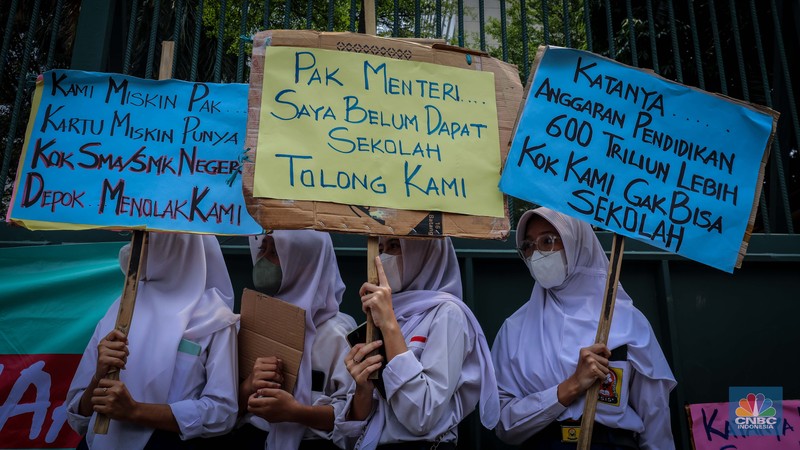 Sejumlah massa aksi yang tergabung dalam Solidaritas Untuk Siswa Miskin Kota Depok melakukan unjuk rasa di depan kantor Kementerian Pendidikan dan Kebudayaan (Kemendikbud), Jakarta, Jumat (11/8/2023). (CNBC Indonesia/Faisal Rahman) Sejumlah massa aksi yang tergabung dalam Solidaritas Untuk Siswa Miskin Kota Depok melakukan unjuk rasa di depan kantor Kementerian Pendidikan dan Kebudayaan (Kemendikbud), Jakarta, Jumat (11/8/2023). (CNBC Indonesia/Faisal Rahman)