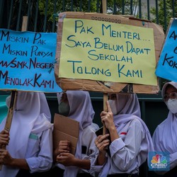Kantor Nadiem Dikepung Massa Warga Depok, Ada Apa?