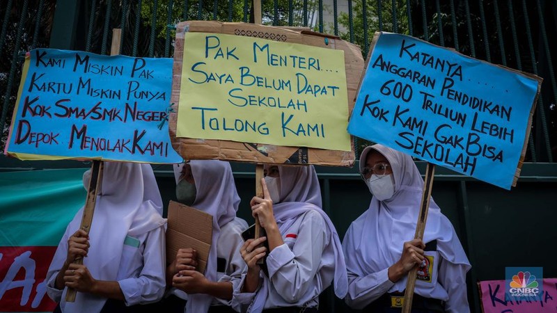 Sejumlah massa aksi yang tergabung dalam Solidaritas Untuk Siswa Miskin Kota Depok melakukan unjuk rasa di depan kantor Kementerian Pendidikan dan Kebudayaan (Kemendikbud), Jakarta, Jumat (11/8/2023). (CNBC Indonesia/Faisal Rahman)