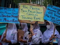 Kantor Nadiem Dikepung Massa Warga Depok, Ada Apa?