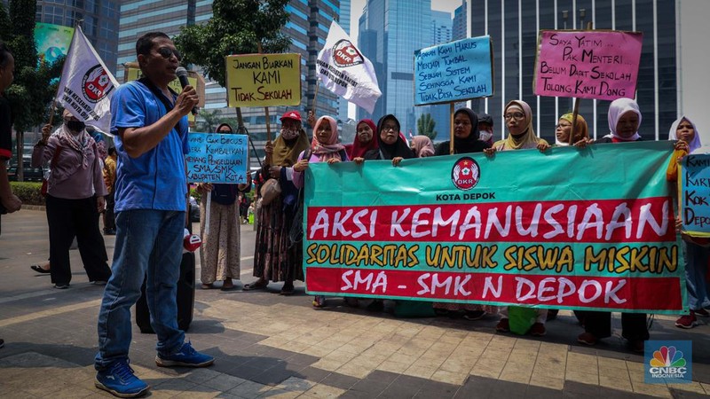 Sejumlah massa aksi yang tergabung dalam Solidaritas Untuk Siswa Miskin Kota Depok melakukan unjuk rasa di depan kantor Kementerian Pendidikan dan Kebudayaan (Kemendikbud), Jakarta, Jumat (11/8/2023). (CNBC Indonesia/Faisal Rahman)
