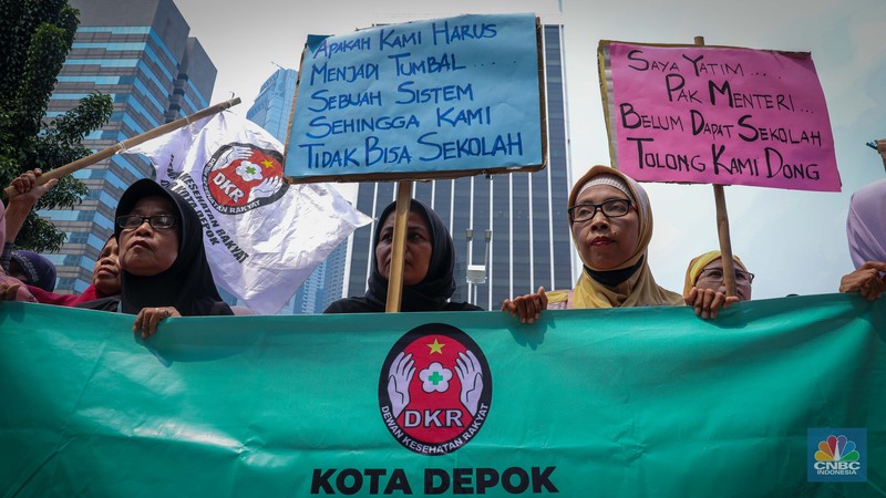 Sejumlah massa aksi yang tergabung dalam Solidaritas Untuk Siswa Miskin Kota Depok melakukan unjuk rasa di depan kantor Kementerian Pendidikan dan Kebudayaan (Kemendikbud), Jakarta, Jumat (11/8/2023). (CNBC Indonesia/Faisal Rahman) Sejumlah massa aksi yang tergabung dalam Solidaritas Untuk Siswa Miskin Kota Depok melakukan unjuk rasa di depan kantor Kementerian Pendidikan dan Kebudayaan (Kemendikbud), Jakarta, Jumat (11/8/2023). (CNBC Indonesia/Faisal Rahman)