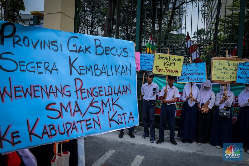 Sejumlah massa aksi yang tergabung dalam Solidaritas Untuk Siswa Miskin Kota Depok melakukan unjuk rasa di depan kantor Kementerian Pendidikan dan Kebudayaan (Kemendikbud), Jakarta, Jumat (11/8/2023). (CNBC Indonesia/Faisal Rahman) Sejumlah massa aksi yang tergabung dalam Solidaritas Untuk Siswa Miskin Kota Depok melakukan unjuk rasa di depan kantor Kementerian Pendidikan dan Kebudayaan (Kemendikbud), Jakarta, Jumat (11/8/2023). (CNBC Indonesia/Faisal Rahman)