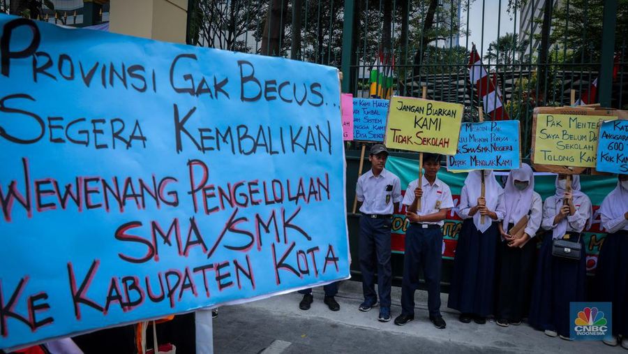 Sejumlah massa aksi yang tergabung dalam Solidaritas Untuk Siswa Miskin Kota Depok melakukan unjuk rasa di depan kantor Kementerian Pendidikan dan Kebudayaan (Kemendikbud), Jakarta, Jumat (11/8/2023). (CNBC Indonesia/Faisal Rahman)