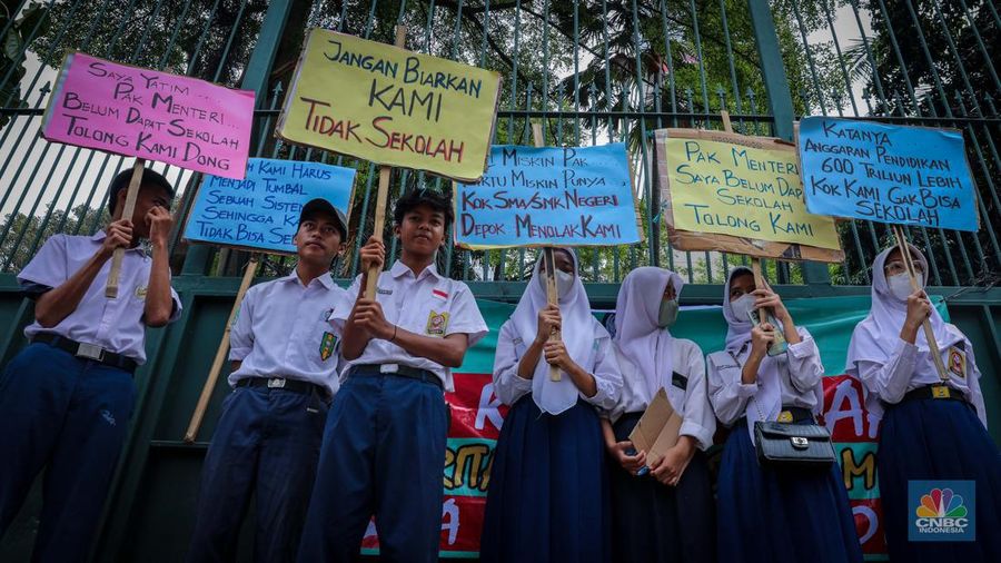 Sejumlah massa aksi yang tergabung dalam Solidaritas Untuk Siswa Miskin Kota Depok melakukan unjuk rasa di depan kantor Kementerian Pendidikan dan Kebudayaan (Kemendikbud), Jakarta, Jumat (11/8/2023). (CNBC Indonesia/Faisal Rahman)