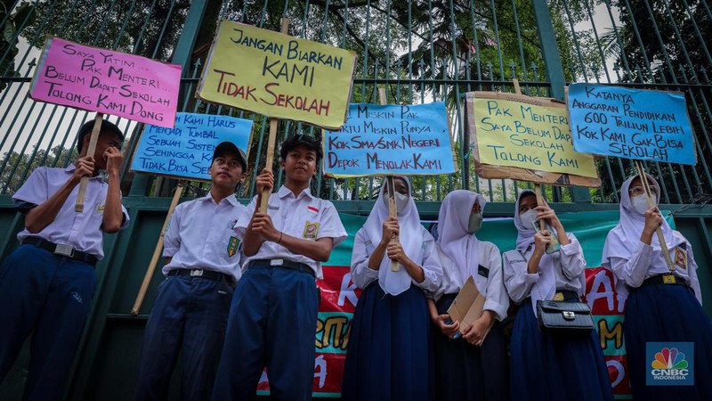 Sejumlah massa aksi yang tergabung dalam Solidaritas Untuk Siswa Miskin Kota Depok melakukan unjuk rasa di depan kantor Kementerian Pendidikan dan Kebudayaan (Kemendikbud), Jakarta, Jumat (11/8/2023). (CNBC Indonesia/Faisal Rahman)