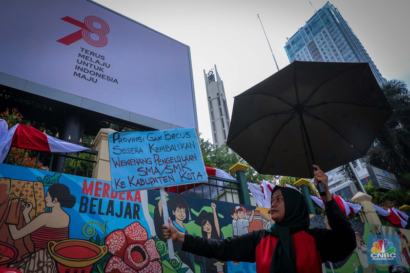 Sejumlah massa aksi yang tergabung dalam Solidaritas Untuk Siswa Miskin Kota Depok melakukan unjuk rasa di depan kantor Kementerian Pendidikan dan Kebudayaan (Kemendikbud), Jakarta, Jumat (11/8/2023). (CNBC Indonesia/Faisal Rahman) Sejumlah massa aksi yang tergabung dalam Solidaritas Untuk Siswa Miskin Kota Depok melakukan unjuk rasa di depan kantor Kementerian Pendidikan dan Kebudayaan (Kemendikbud), Jakarta, Jumat (11/8/2023). (CNBC Indonesia/Faisal Rahman)