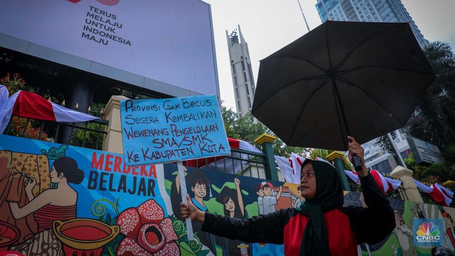 Sejumlah massa aksi yang tergabung dalam Solidaritas Untuk Siswa Miskin Kota Depok melakukan unjuk rasa di depan kantor Kementerian Pendidikan dan Kebudayaan (Kemendikbud), Jakarta, Jumat (11/8/2023). (CNBC Indonesia/Faisal Rahman)