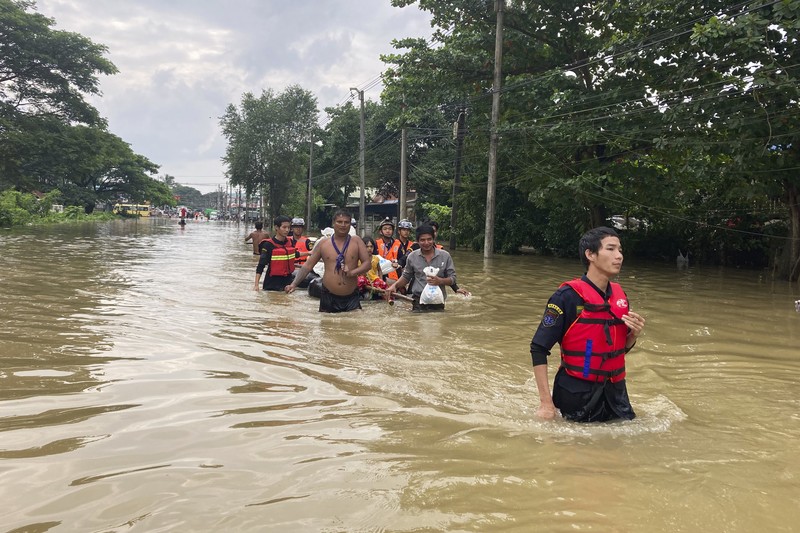 Penduduk setempat menaiki rakit yang terbuat dari ban dalam di sepanjang jalan yang banjir di Bago, Myanmar, sekitar 80 kilometer (50 mil) timur laut Yangon, Jumat, 11 Agustus 2023. Penduduk setempat menaiki rakit yang terbuat dari ban dalam di sepanjang jalan yang banjir di Bago, Myanmar, sekitar 80 kilometer (50 mil) timur laut Yangon, Jumat, 11 Agustus 2023. (AP Photo)