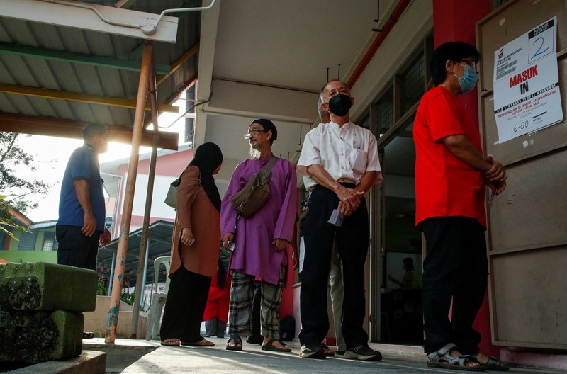 Orang-orang mengantre untuk memberikan suara mereka selama pemilihan negara bagian di Selayang, Malaysia 12 Agustus 2023. Orang-orang mengantre untuk memberikan suara mereka selama pemilihan negara bagian di Selayang, Malaysia 12 Agustus 2023. (REUTERS/Hasnoor Hussain)