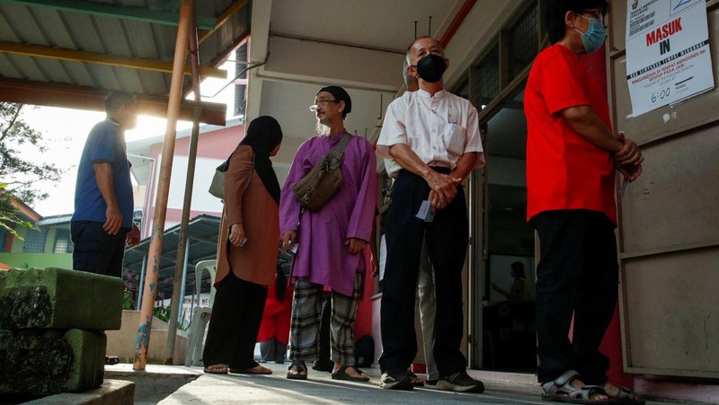 Orang-orang mengantre untuk memberikan suara mereka selama pemilihan negara bagian di Selayang, Malaysia 12 Agustus 2023. (REUTERS/Hasnoor Hussain)