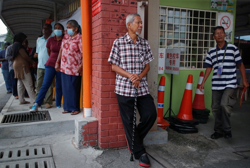 Orang-orang mengantre untuk memberikan suara mereka selama pemilihan negara bagian di Selayang, Malaysia 12 Agustus 2023. (REUTERS/Hasnoor Hussain)