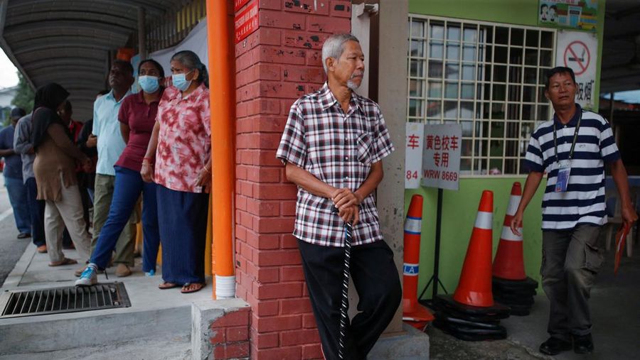 Orang-orang mengantre untuk memberikan suara mereka selama pemilihan negara bagian di Selayang, Malaysia 12 Agustus 2023. (REUTERS/Hasnoor Hussain)