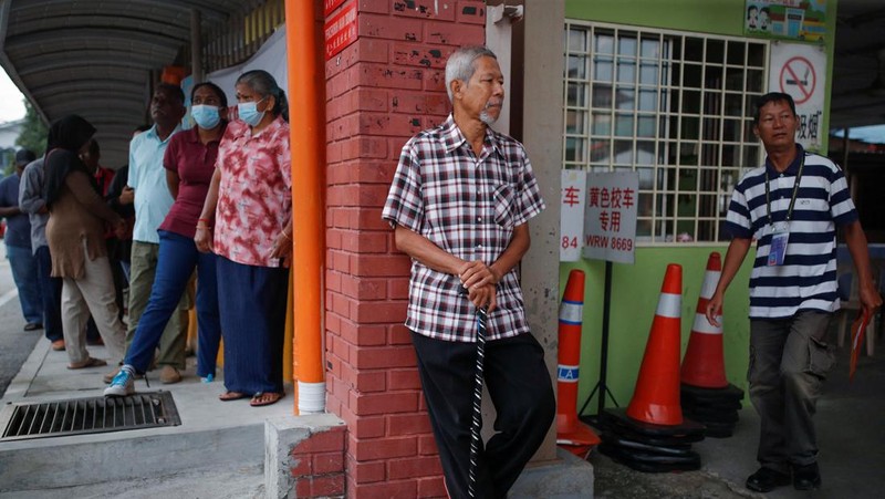 Orang-orang mengantre untuk memberikan suara mereka selama pemilihan negara bagian di Selayang, Malaysia 12 Agustus 2023. (REUTERS/Hasnoor Hussain)