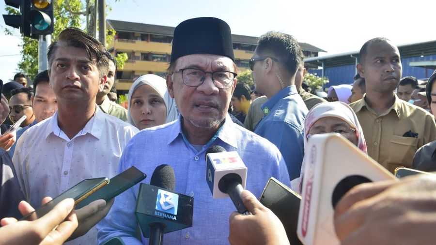Perdana Menteri Malaysia Anwar Ibrahim, tengah, berbicara kepada media setelah dia memberikan suaranya selama pemilihan di TPS di Seberang Perai, negara bagian Penang, Malaysia Sabtu, 12 Agustus 2023. Pemungutan suara dimulai Sabtu dalam pemilihan negara bagian penting di Malaysia, di mana Pemerintah multi-koalisi Perdana Menteri Anwar Ibrahim berusaha untuk memperkuat cengkeramannya melawan oposisi Islam yang kuat. (AP Photo/Vincent Thian)