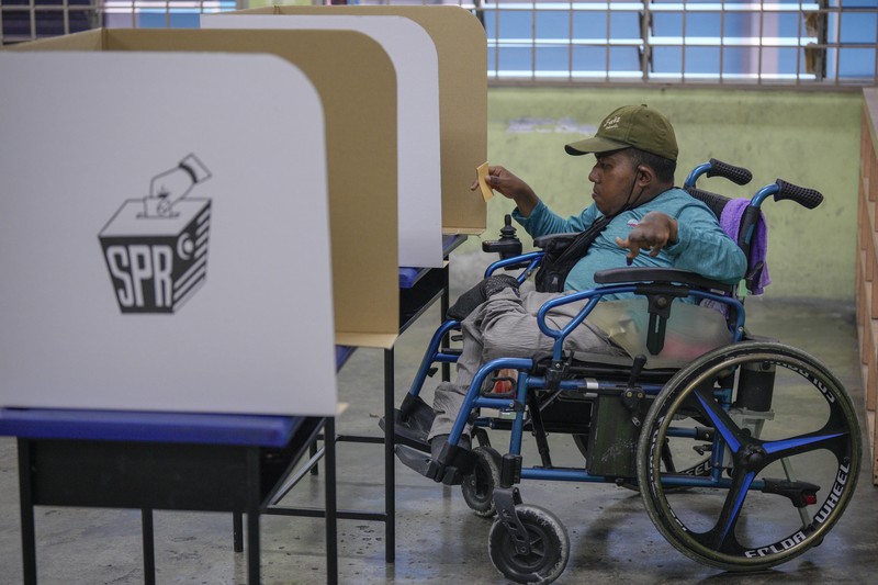 Orang-orang mengantre untuk memberikan suara mereka selama pemilihan negara bagian di Selayang, Malaysia 12 Agustus 2023. Orang-orang mengantre untuk memberikan suara mereka selama pemilihan negara bagian di Selayang, Malaysia 12 Agustus 2023. (REUTERS/Hasnoor Hussain)