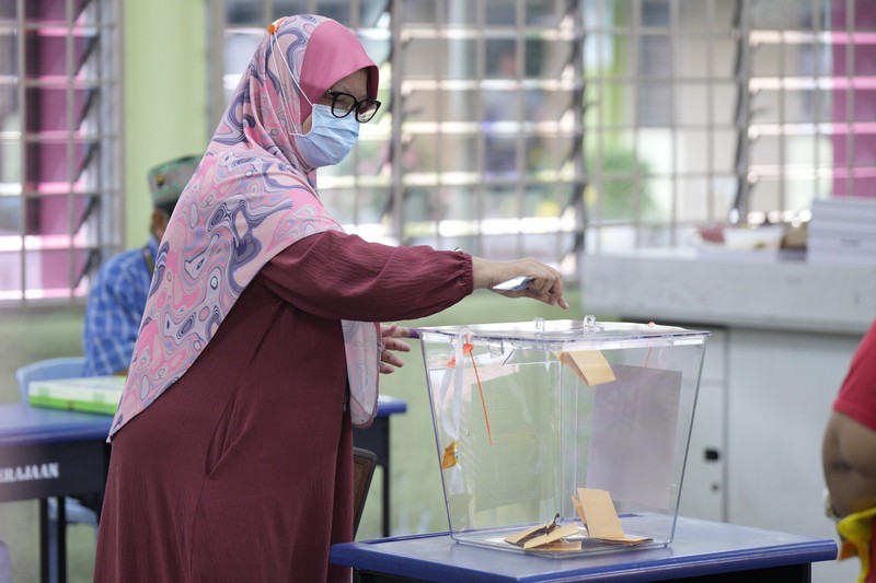 Orang-orang mengantre untuk memberikan suara mereka selama pemilihan negara bagian di Selayang, Malaysia 12 Agustus 2023. (REUTERS/Hasnoor Hussain)