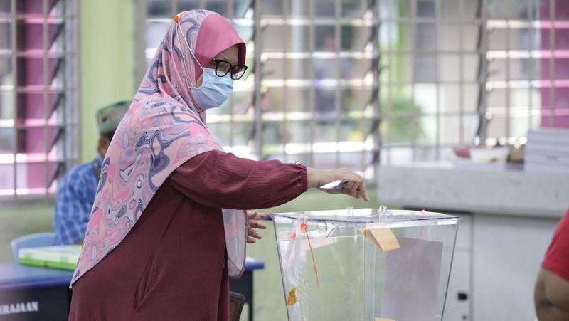 Orang-orang mengantre untuk memberikan suara mereka selama pemilihan negara bagian di Selayang, Malaysia 12 Agustus 2023. (REUTERS/Hasnoor Hussain)