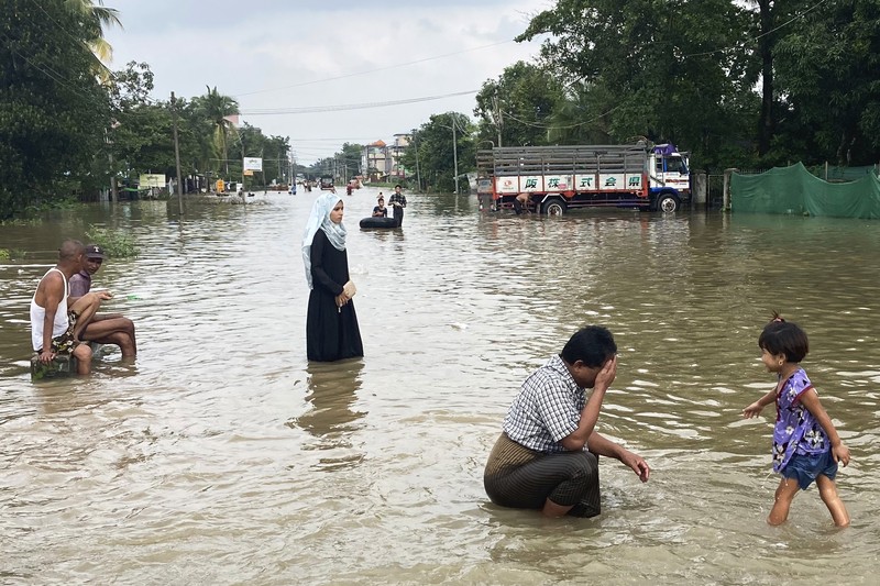 Penduduk setempat menaiki rakit yang terbuat dari ban dalam di sepanjang jalan yang banjir di Bago, Myanmar, sekitar 80 kilometer (50 mil) timur laut Yangon, Jumat, 11 Agustus 2023. Penduduk setempat menaiki rakit yang terbuat dari ban dalam di sepanjang jalan yang banjir di Bago, Myanmar, sekitar 80 kilometer (50 mil) timur laut Yangon, Jumat, 11 Agustus 2023. (AP Photo)
