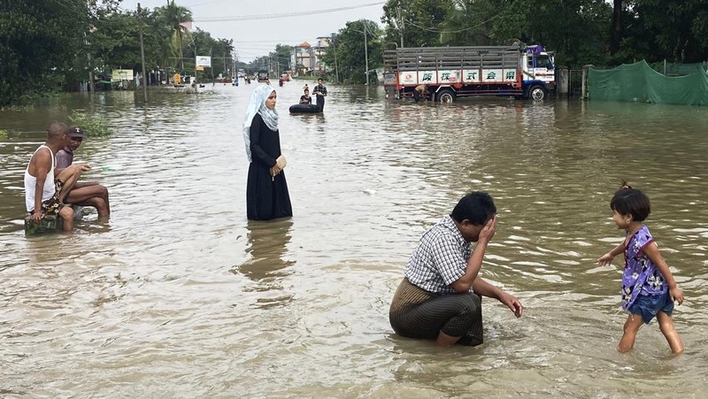 Penduduk setempat menaiki rakit yang terbuat dari ban dalam di sepanjang jalan yang banjir di Bago, Myanmar, sekitar 80 kilometer (50 mil) timur laut Yangon, Jumat, 11 Agustus 2023. (AP Photo)