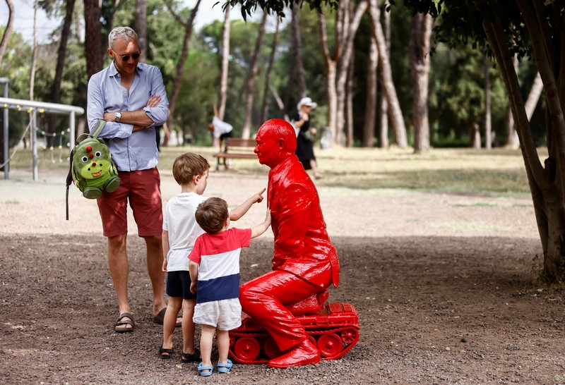 Anak-anak menyentuh patung Presiden Rusia Vladimir Putin seukuran manusia mengendarai tank kecil yang dibuat oleh seniman Prancis James Colomina di Villa Borghese di Roma, Italia, 3 Agustus 2023. Anak-anak menyentuh patung Presiden Rusia Vladimir Putin seukuran manusia mengendarai tank kecil yang dibuat oleh seniman Prancis James Colomina di Villa Borghese di Roma, Italia, 3 Agustus 2023. (REUTERS/Yara Nardi)