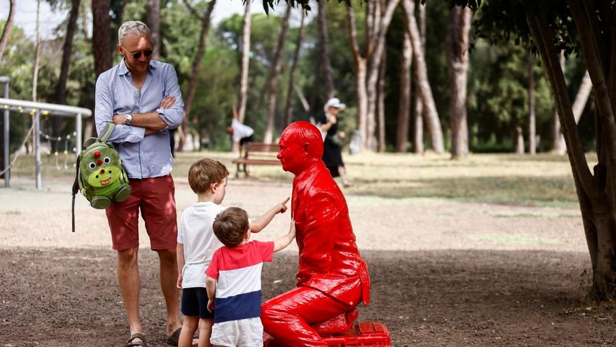 Anak-anak menyentuh patung Presiden Rusia Vladimir Putin seukuran manusia mengendarai tank kecil yang dibuat oleh seniman Prancis James Colomina di Villa Borghese di Roma, Italia, 3 Agustus 2023. (REUTERS/Yara Nardi)
