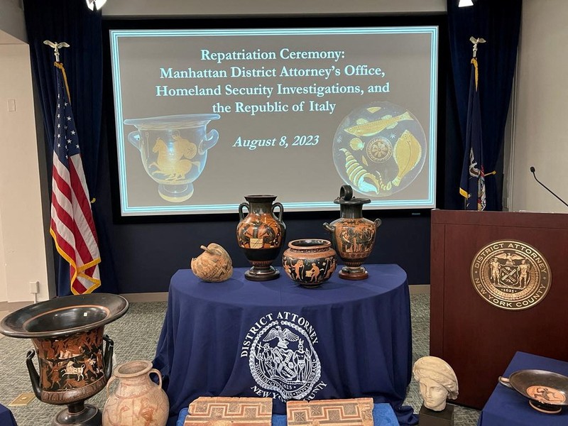 Wakil Agen Khusus Penanggung Jawab Investigasi Keamanan Dalam Negeri NY, Mike Alfonso, Sekretaris Hukum Pertama Kantor Kejaksaan Distrik Manhattan, Gloria Garcia, Konsol Italia, Cesare Bieller, Asisten Jaksa Wilayah NY, Kolonel Matthew Bogdanos, Komandan TPC Carabinieri Jenderal Vincenzo Molinese, hadir beberapa barang antik dikembalikan ke Italia dari AS selama upacara di New York, AS, 8 Agustus 2023. Wakil Agen Khusus Penanggung Jawab Investigasi Keamanan Dalam Negeri NY, Mike Alfonso, Sekretaris Hukum Pertama Kantor Kejaksaan Distrik Manhattan, Gloria Garcia, Konsol Italia, Cesare Bieller, Asisten Jaksa Wilayah NY, Kolonel Matthew Bogdanos, Komandan TPC Carabinieri Jenderal Vincenzo Molinese, hadir beberapa barang antik dikembalikan ke Italia dari AS selama upacara di New York, AS, 8 Agustus 2023. (Carabinieri/Handout via REUTERS)