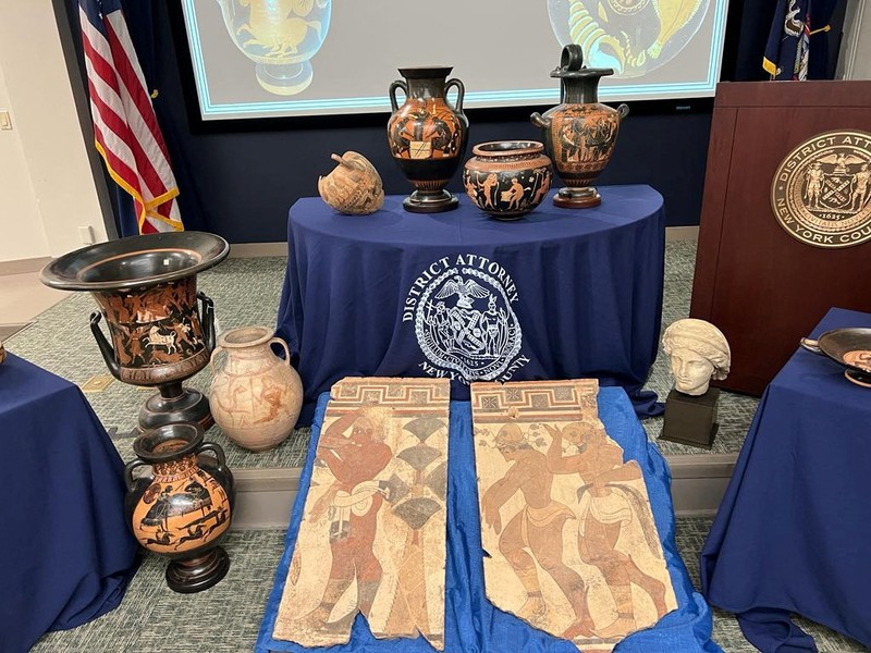 Wakil Agen Khusus Penanggung Jawab Investigasi Keamanan Dalam Negeri NY, Mike Alfonso, Sekretaris Hukum Pertama Kantor Kejaksaan Distrik Manhattan, Gloria Garcia, Konsol Italia, Cesare Bieller, Asisten Jaksa Wilayah NY, Kolonel Matthew Bogdanos, Komandan TPC Carabinieri Jenderal Vincenzo Molinese, hadir beberapa barang antik dikembalikan ke Italia dari AS selama upacara di New York, AS, 8 Agustus 2023. Wakil Agen Khusus Penanggung Jawab Investigasi Keamanan Dalam Negeri NY, Mike Alfonso, Sekretaris Hukum Pertama Kantor Kejaksaan Distrik Manhattan, Gloria Garcia, Konsol Italia, Cesare Bieller, Asisten Jaksa Wilayah NY, Kolonel Matthew Bogdanos, Komandan TPC Carabinieri Jenderal Vincenzo Molinese, hadir beberapa barang antik dikembalikan ke Italia dari AS selama upacara di New York, AS, 8 Agustus 2023. (Carabinieri/Handout via REUTERS)