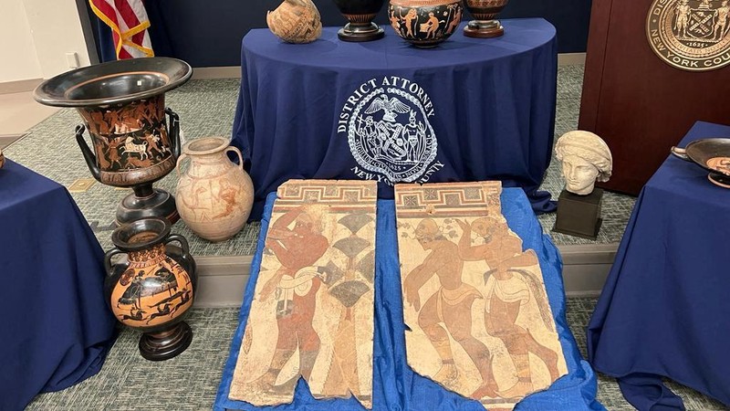 Wakil Agen Khusus Penanggung Jawab Investigasi Keamanan Dalam Negeri NY, Mike Alfonso, Sekretaris Hukum Pertama Kantor Kejaksaan Distrik Manhattan, Gloria Garcia, Konsol Italia, Cesare Bieller, Asisten Jaksa Wilayah NY, Kolonel Matthew Bogdanos, Komandan TPC Carabinieri Jenderal Vincenzo Molinese, hadir beberapa barang antik dikembalikan ke Italia dari AS selama upacara di New York, AS, 8 Agustus 2023. (Carabinieri/Handout via REUTERS)