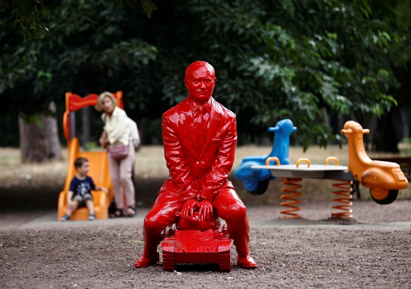 Anak-anak menyentuh patung Presiden Rusia Vladimir Putin seukuran manusia mengendarai tank kecil yang dibuat oleh seniman Prancis James Colomina di Villa Borghese di Roma, Italia, 3 Agustus 2023. Anak-anak menyentuh patung Presiden Rusia Vladimir Putin seukuran manusia mengendarai tank kecil yang dibuat oleh seniman Prancis James Colomina di Villa Borghese di Roma, Italia, 3 Agustus 2023. (REUTERS/Yara Nardi)