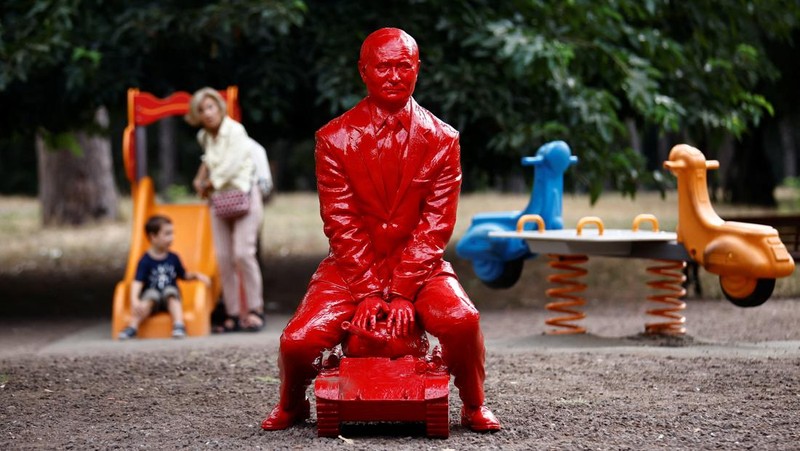 Anak-anak menyentuh patung Presiden Rusia Vladimir Putin seukuran manusia mengendarai tank kecil yang dibuat oleh seniman Prancis James Colomina di Villa Borghese di Roma, Italia, 3 Agustus 2023. (REUTERS/Yara Nardi)