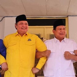 Prabowo Kepalkan Tangan & Senyum Usai PKB-PAN-Golkar Merapat