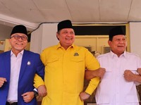 Prabowo Kepalkan Tangan & Senyum Usai PKB-PAN-Golkar Merapat