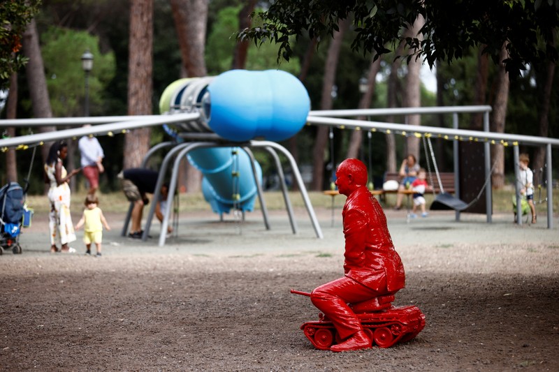Anak-anak menyentuh patung Presiden Rusia Vladimir Putin seukuran manusia mengendarai tank kecil yang dibuat oleh seniman Prancis James Colomina di Villa Borghese di Roma, Italia, 3 Agustus 2023. Anak-anak menyentuh patung Presiden Rusia Vladimir Putin seukuran manusia mengendarai tank kecil yang dibuat oleh seniman Prancis James Colomina di Villa Borghese di Roma, Italia, 3 Agustus 2023. (REUTERS/Yara Nardi)