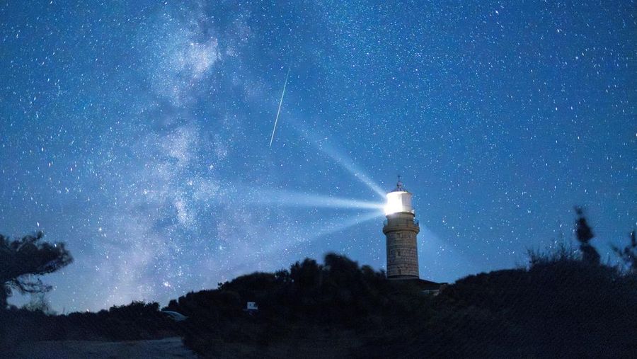 Sebuah meteor melesat di langit malam selama hujan meteor tahunan Perseid di pulau Lastovo, Kroasia 12 Agustus 2023. (REUTERS/Antonio Bronic)