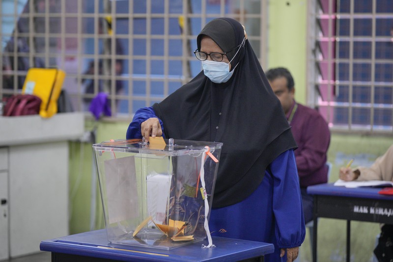 Orang-orang mengantre untuk memberikan suara mereka selama pemilihan negara bagian di Selayang, Malaysia 12 Agustus 2023. Orang-orang mengantre untuk memberikan suara mereka selama pemilihan negara bagian di Selayang, Malaysia 12 Agustus 2023. (REUTERS/Hasnoor Hussain)