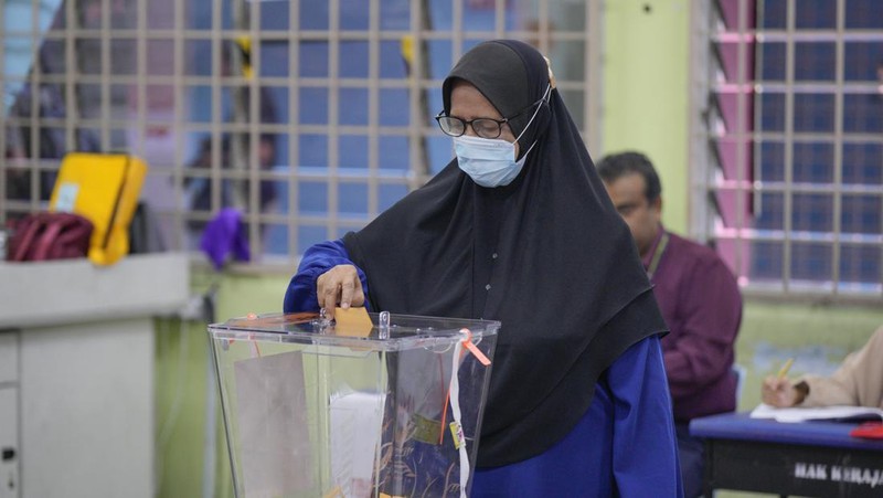 Orang-orang mengantre untuk memberikan suara mereka selama pemilihan negara bagian di Selayang, Malaysia 12 Agustus 2023. (REUTERS/Hasnoor Hussain)