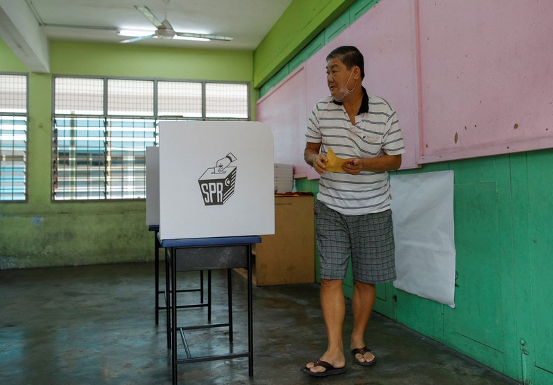Orang-orang mengantre untuk memberikan suara mereka selama pemilihan negara bagian di Selayang, Malaysia 12 Agustus 2023. Orang-orang mengantre untuk memberikan suara mereka selama pemilihan negara bagian di Selayang, Malaysia 12 Agustus 2023. (REUTERS/Hasnoor Hussain)