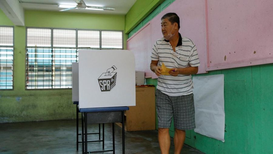 Orang-orang mengantre untuk memberikan suara mereka selama pemilihan negara bagian di Selayang, Malaysia 12 Agustus 2023. (REUTERS/Hasnoor Hussain)