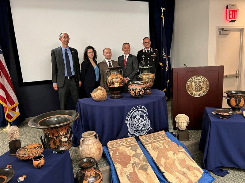 Wakil Agen Khusus Penanggung Jawab Investigasi Keamanan Dalam Negeri NY, Mike Alfonso, Sekretaris Hukum Pertama Kantor Kejaksaan Distrik Manhattan, Gloria Garcia, Konsol Italia, Cesare Bieller, Asisten Jaksa Wilayah NY, Kolonel Matthew Bogdanos, Komandan TPC Carabinieri Jenderal Vincenzo Molinese, hadir beberapa barang antik dikembalikan ke Italia dari AS selama upacara di New York, AS, 8 Agustus 2023. Wakil Agen Khusus Penanggung Jawab Investigasi Keamanan Dalam Negeri NY, Mike Alfonso, Sekretaris Hukum Pertama Kantor Kejaksaan Distrik Manhattan, Gloria Garcia, Konsol Italia, Cesare Bieller, Asisten Jaksa Wilayah NY, Kolonel Matthew Bogdanos, Komandan TPC Carabinieri Jenderal Vincenzo Molinese, hadir beberapa barang antik dikembalikan ke Italia dari AS selama upacara di New York, AS, 8 Agustus 2023. (Carabinieri/Handout via REUTERS)