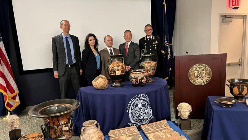 Wakil Agen Khusus Penanggung Jawab Investigasi Keamanan Dalam Negeri NY, Mike Alfonso, Sekretaris Hukum Pertama Kantor Kejaksaan Distrik Manhattan, Gloria Garcia, Konsol Italia, Cesare Bieller, Asisten Jaksa Wilayah NY, Kolonel Matthew Bogdanos, Komandan TPC Carabinieri Jenderal Vincenzo Molinese, hadir beberapa barang antik dikembalikan ke Italia dari AS selama upacara di New York, AS, 8 Agustus 2023. (Carabinieri/Handout via REUTERS)