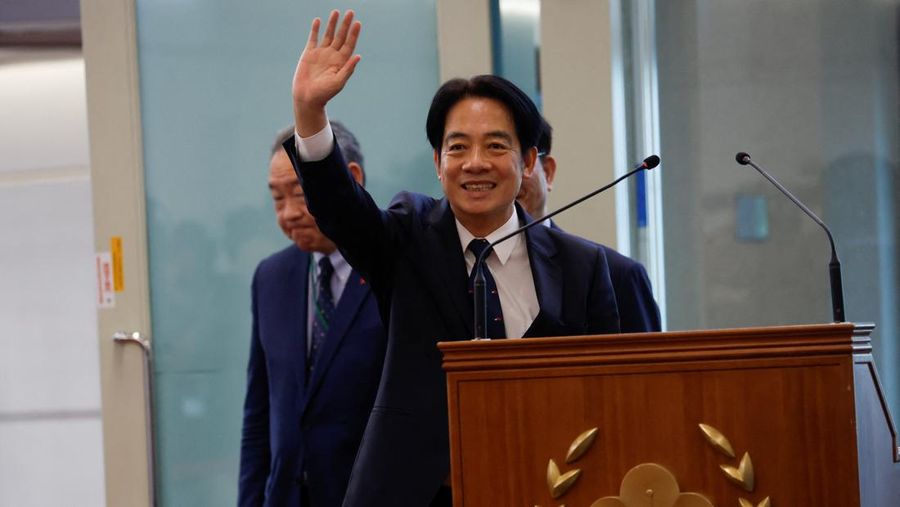 Wakil Presiden Taiwan William Lai melambai di Bandara Internasional Taoyuan, Taiwan 12 Agustus 2023. (REUTERS/Carlos Garcia Rawlins)